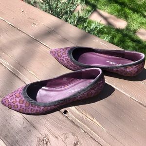 EUC purple animal print pointy toe flats